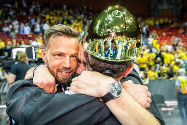 180510 Sävehofs coach Henrik Signell commends the win in the SM final in SHE between H65 Höör and Sävehof on May 10, 2018 in Gothenburg  Copyright: MICHAELxERICHSEN BB180510MI028