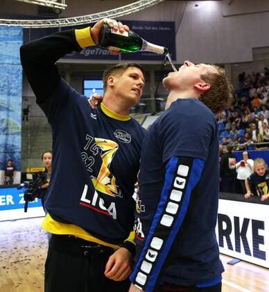 BAU 11 05 2018 Bietigheim Handball SG BBM Bietigheim vs TV Emsdetten by Jürgen Müller and Patrick Rentschler BBM are happy about the climb and drink champagne