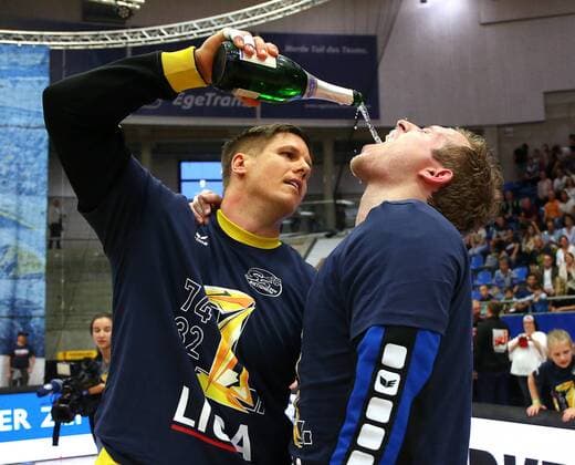 BAU 11 05 2018 Bietigheim Handball SG BBM Bietigheim vs TV Emsdetten by Jürgen Müller and Patrick Rentschler BBM are happy about the climb and drink champagne