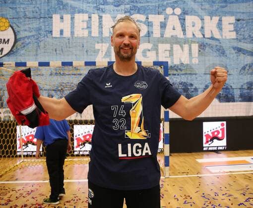 BAU 11 05 2018 Bietigheim Handball SG BBM Bietigheim vs. TV Emsdetten Coach Hartmut Mayerhoffer BBM with promotion shirt