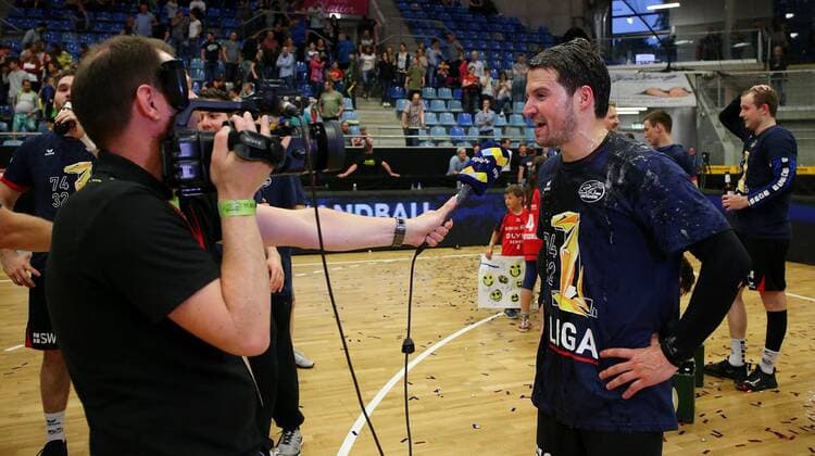 BAU 11 05 2018 Bietigheim Handball SG BBM Bietigheim vs. TV Emsdetten Christian Schäfer BBM showered with champagne