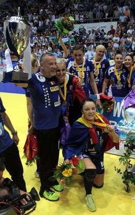 11.05.2018 Craiova(Romania) SCM Craiova-Vipers Kristiansand EHF Cup Final women s handball George Burcea(L) SCM Craiova coach celebrate with EHF Cup trophy Valentina Ardean Elisei(r) : 