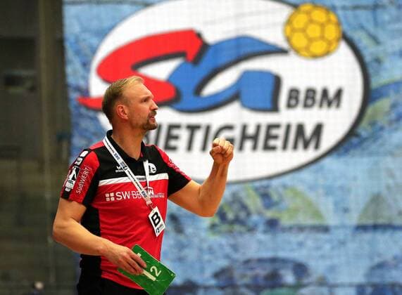 BAU 11 05 2018 Bietigheim Handball SG BBM Bietigheim vs. TV Emsdetten Coach Hartmut Mayerhoffer BBM cheers and clenches his fist