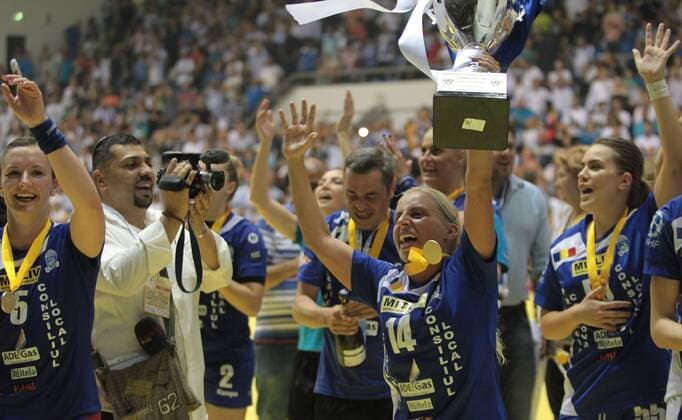 11.05.2018 Craiova(Romania) SCM Craiova-Vipers Kristiansand EHF Cup Final women s handball Jelena Trifunovic(L),Zeljka Nikolic(c),Betarice Stoican(r) SCM Craiova with EHF Cup trophy : 