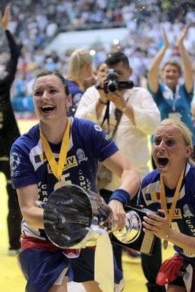 11.05.2018 Craiova(Romania) SCM Craiova-Vipers Kristiansand EHF Cup Final women s handball Jelena Trifunovic(L),Zeljka Nikolic(r) SCM Craiova with EHF Cup trophy : 