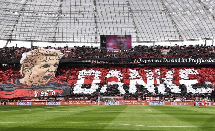 Themen der Woche - SPORT Bilder des Tages - SPORT Fussball, Bundesliga, Deutschland, Herren, Saison 2017 2018, 34. Spieltag, BayArena Leverkusen, Bayer Leverkusen (schwarz) - Hannover 96 (weiss); Choreographie zum Abschied von Stefan Kiessling (LEV), *** Football Bundesliga Germany Men Season 2017 2018 34 Daytime BayArena Leverkusen Bayer Leverkusen black Hannover 96 white Choreography for Stefan Kiessling LEV