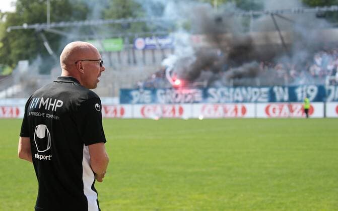 12 05 2018 Germany Stuttgart Soccer Regionalliga Südwest 38 Matchday Season 2017 2018 SV Stuttgarter Kickers vs FSV Frankfurt Caotic Fans Ultras ignite Pyrotechnics Smoke and smoke Rockets Smoke Interruption Kickers coach Jürgen Seeberger