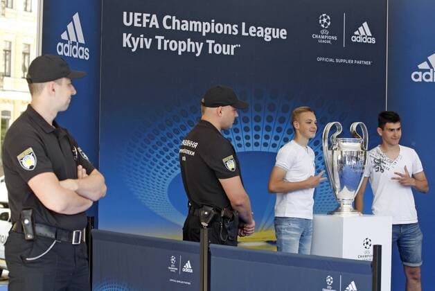 May 12, 2018 - Kiev, Ukraine - Ukrainians take photos with the UEFA Champions League trophy in downtown Kiev, Ukraine, on 12 May 2018. Kiev will host the UEFA Champions League Final matches on 24 and 26 May 2018. UKRAINE UEFA CHAMPIONS LEAGUE FINAL - ZUMAg194 20180512_zap_g194_014 Copyright: xSergxGlovnyx