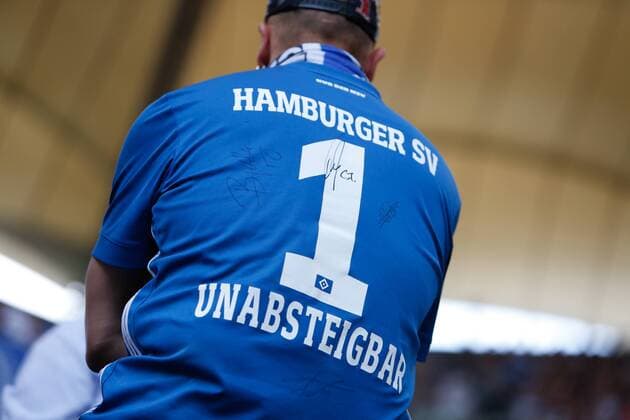 Themen der Woche - SPORT 12.05.2018, xtgx, Fussball 1.Bundesliga, Hamburger SV - Borussia Moenchengladbach, emspor, v.l. hamburger fan in einem trikot mit aufdruck unabsteigbar Hamburg *** 12 05 2018 xtgx Football 1 Bundesliga Hamburger SV Borussia Moenchengladbach emspor v l hamburger fan in a jersey with imprint unabsteigbar Hamburg
