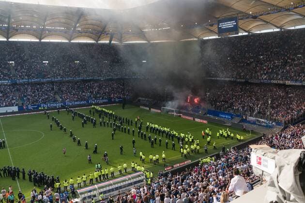Themen der Woche - SPORT GER, 1.FBL. Hamburger SV vs B 12.05.2018, Volksparkstadion, Hamburg, GER, 1.FBL. Hamburger SV vs B, im Bild Randale aus der Nordkurve noch während des Spiels - Feuerwerkskörper auf dem Platz Polizei Hunde und Pferde *** GER 1 FBL Hamburger SV vs B 12 05 2018 Volksparkstadion Hamburg GER 1 FBL Hamburger SV vs B in the picture Rampage from the north curve during the match Fireworks on the square Police dogs and horses nordphotox xKokenge nordphoto00001