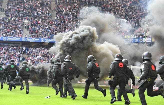 Themen der Woche - SPORT Bilder des Tages - SPORT Fussball, Herren, Saison 2017 2018, 1. Bundesliga (34. Spieltag) , Hamburger SV - Borussia Mönchengladbach, Fans des HSV brennen kurz vor Ende Feuerwerk ab, Ordner und Polizei müssen das Spielfeld sichern, 12.05. 2018, *** Soccer Men Season 2017 2018 1 Bundesliga 34 Matchday Hamburger SV Borussia Mönchengladbach Fans of HSV are burning shortly before the end of fireworks from folder and police must secure the pitch 12 05 2018 Copyright: xMatthiasxKochx