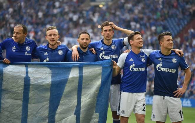 12 05 2018 Soccer GER 1 Bundesliga Season 2017 2018 34 Gameday FC Schalke 04 Eintracht Frankfurt v li celebrate Yevhen Konoplyanka Schalke 04 Sascha Riether Schalke 04 Leon Goretzka Schalke 04 Coaches Domenico Tedesco FC Schalke 04 Cedric Teuchert Schalke 04 Team mate Enrico Heil the runner-up Team2