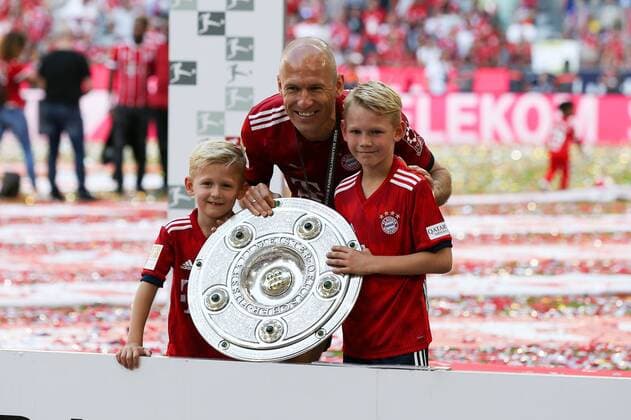 Arjen Robben 10 FC Bayern Muenchen with his children and championship cup FC Bayern Muenchen vs VfB Stuttgart Soccer 1 Bundesliga 12 05 2018 Muenchen Bayern Germany Copyright: xkolbert-press ChristianxKolbertx