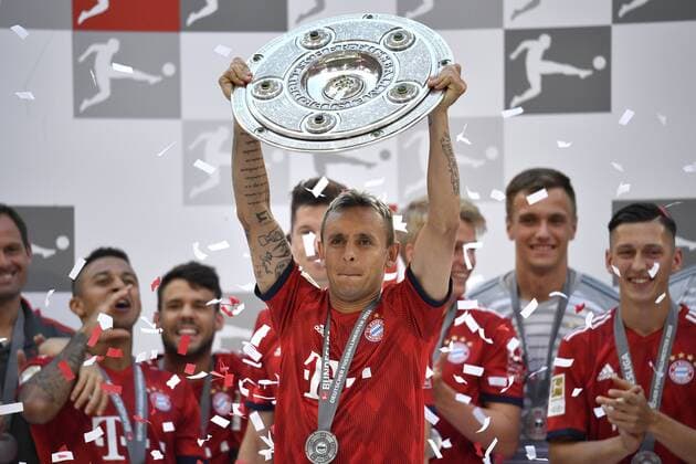 Übergabe der Meisterschale Jubel Rafinha FC Bayern München Meisterfeier nach Spielende FC Bayern München FCB vs VfB Stuttgart 12.05.2018 FC Bayern München FCB vs VfB Stuttgart *** Handover of the championship cup Jubel Rafinha FC Bayern Munich Championship celebration after the end of the game FC Bayern Munich FCB vs VfB Stuttgart 12 05 2018 FC Bayern Munich FCB vs VfB Stuttgart