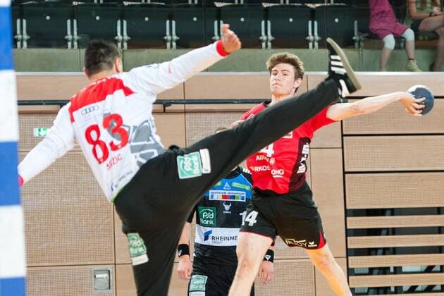 Yannick Fraatz No. 14 Nordhorn tries his luck from the right side of attack Vladimir Bozic No. 83 Vikings was able to fend off the throw HC Rhein Vikings vs HSG Nordhorn Lingen Handball 2 Bundesliga 12 05 18 Dusseldorf NRW Germany Castello Copyright: xcdn_nszx