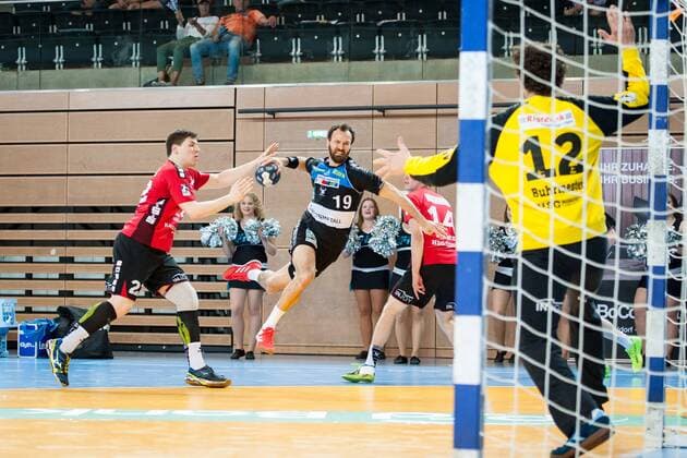 Attempted attack on the Rhein Vikings by Daniel Pankofer No 19 Vikings Philipp Vorlicek No 22 Nordhorn can no longer intervene HC Rhein Vikings vs HSG Nordhorn Lingen Handball 2 Bundesliga 12 05 18 Düsseldorf NRW Germany Castello Copyright: xcdn_nszx