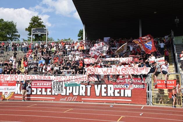 12 05 2018 xkhx Kassel Auerstadion Regionalliga Südwest Season 2017 2018 KSV Hessen Kassel vs. TSV Eintracht Stadtallendorf after the match, the fans of Kassel show that they are going every step of the way with the team