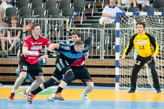 Teo Coric Nr 18 Vikings tries to beat Luca de Boer Nr 19 Nordhorn and Lutz Heiny Nr 5 Nordhorn Goalkeeper Björn Buhrmester Nr 12 Nordhorn watches HC Rhein Vikings vs HSG Nordhorn Lingen Handball 2 Bundesliga 12 05 18 Düsseldorf NRW Germany Castello Copyright: xcdn_nszx
