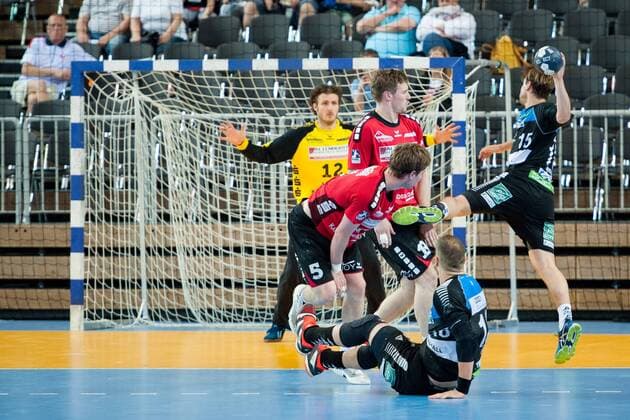 Niklas Weis No. 15 Vikings throws a goal after this situation after a play by sitting on the ground Teo Coric No. 18 Vikings Luca de Boer No. 19 Nordhorn and Lutz Heiny No. 5 Nordhorn watch the Angriefer to goalkeeper Björn Buhrmester No. 12 Nordhorn expects the attack HC Rhine Vikings vs HSG Nordhorn Lingen Handball 2 Bundesliga 12 05 18 Dusseldorf NRW Germany Castello Copyright: xcdn_nszx