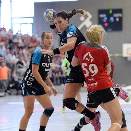 Karolina Kudlacz Gloc SG BBM Bietigheim at the throw Lisa Marie Price HSG Bad Wildungen Vipers NR 59 Mia Biltoft SG BBM Bietigheim L back Handball 1 Bundesliga Women HSG Bad Wildungen Vipers vs SG BBM Bietigheim 12 05 2018 Handball 1 Bundesliga Women HSG Bad Wildungen Vipers VS SG BBM Bietigheim 12 05 2018 Bad Wildungen Copyright: xSippel xEibner-Pressefotox EP_rsl