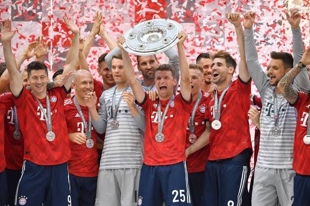 Thomas MUELLER MÜLLER Bayern Muenchen with bowl Meisterschale Trophée v left Robert LEWANDOWSKI Bayern Muenchen Arjen ROBBEN Bayern Muenchen Manuel NEW goalkeeper FC Bayern Munich Javi JAVA MARTINEZ Bayern Muenchen Sven ULREICH Goalkeeper Bayern Muenchen Cheers Joy Enthusiasm Award ceremony Teamfoto Team Team Photo Football 1 Bundesliga 34 Matchday Matchday34 FC Bayern Muenchen M VFB Stuttgart S 1 4 on 12 05 2018 in Muenchen Germany ALLIANZARENA German Champion German Championship