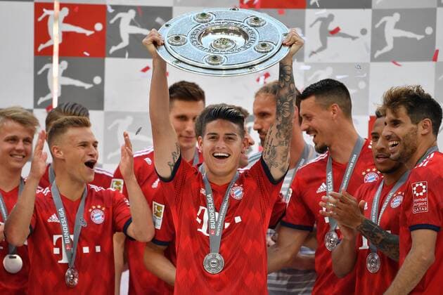 James RODRIGUEZ Bayern Muenchen mit Schale Meisterschale Trophy Jubilee Joy Enthusiasm Prize-giving ceremony Football 1 Bundesliga 34 Gameday Gameday34 FC Bayern Munich M VFB Stuttgart S 1 4 am 12 05 2018 in Muenchen Germany A L I A N Z A R A N A German Champion German Championship