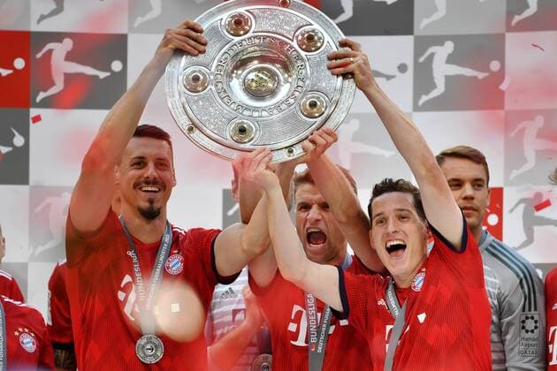 v li Sandro WAGNER Bayern Munich Thomas MUELLER MÜLLER Bayern Muenchen and Sebastian RUDY Bayern Muenchen with bowl Meisterschale Trophaee Cheers Joy Enthusiasm Award ceremony Football 1 Bundesliga 34 Gameday Matchday 34 FC Bayern Muenchen M VFB Stuttgart S 1 4 am 12 05 2018 in Muenchen Germany ALLIANZARENA German Champion German championship