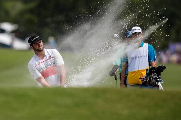 Bilder des Tages - SPORT PONTE VEDRA BEACH, FL - MAY 12: Jon Rahm of Spain hits out of a bunker on the ninth hole during the third round of THE PLAYERS Championship on May 12, 2018 at TPC Sawgrass in Ponte Vedra Beach, Fl. (Photo by David Rosenblum Icon Sportswire) GOLF: MAY 12 PGA Golf Herren - THE PLAYERS Championship Icon1805128176 EDITORIAL USE ONLY