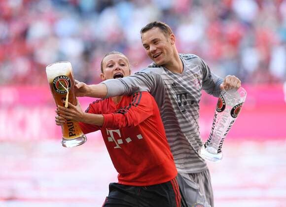 FUSSBALL 1. BUNDESLIGA SAISON 2017 2018 34. SPIELTAG FC Bayern Muenchen - VfB Stuttgart 12.05.2018 Der FC Bayern feiert den Gewinn der 28. Deutsche Meisterschaft Torwart Manuel Neuer (re) und Teammanagerin Kathleen Krueger (li) mit Weissbier Muenchen *** FOOTBALL 1 BUNDESLIGA SEASON 2017 2018 34 GAME DAY FC Bayern Muenchen VfB Stuttgart 12 05 2018 FC Bayern celebrates winning the 28 German championship goalkeeper Manuel Neuer re and team manager Kathleen Krueger li with Weissbier Muenchen 