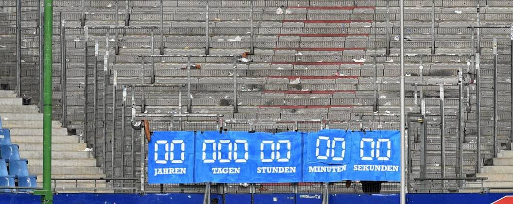 Themen der Woche - SPORT Fussball, Herren, Saison 2017 2018, 1. Bundesliga (34. Spieltag) , Hamburger SV - Borussia Mönchengladbach (2:1), Fans aus Gladbach zählten mit einer eiigenen Bundesliga-Uhr die Zeit des HSV herunter und ließen diese im Gästeblock hängen, 12.05. 2018, *** Football Mens Season 2017 2018 1 Bundesliga 34 Matchday Hamburger SV Borussia Mönchengladbach 2 1 Fans from Gladbach counted down the time of HSV with their own Bundesliga clock and left it in the guest block 12 05 2018 Copyright: xMatthiasxKochx