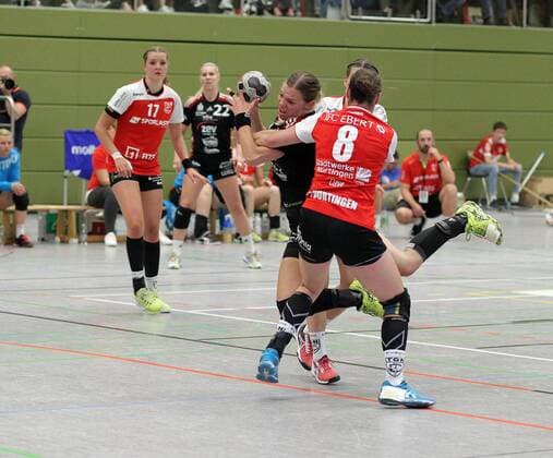 20 Petra Nagy BSV Sachsen Zwickau 8 Delia Cleve TG Nuertingen Handball 2 HBF TG Nuertingen vs BSV Sachsen Zwickau 2018 05 12 Handball 2 HBF TG Nuertingen vs BSV Sachsen Zwickau Nuertingen Copyright: xBaur xEibner-Pressefotox EP_soba