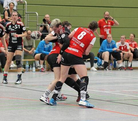 15 Nadja Bolze BSV Sachsen Zwickau 22 Julia Bauer TG Nuertingen left 8 Delia Cleve TG Nuertingen right Handball 2 HBF TG Nuertingen vs BSV Sachsen Zwickau 2018 05 12 Handball 2 HBF TG Nuertingen vs BSV Sachsen Zwickau Nuertingen Copyright: xBaur xEibner-Pressefotox EP_soba