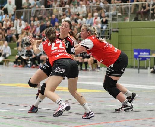 34 Laura Bauer BSV Sachsen Zwickau 22 Julia Bauer TG Nuertingen left 66 Barbara Leibssle Balogh TG Nuertingen re Handball 2 HBF TG Nuertingen VS BSV Sachsen Zwickau 2018 05 12 Handball 2 HBF TG Nuertingen VS BSV Sachsen Zwickau Nuertingen Copyright: xBaur xEibner-Pressefotox EP_soba