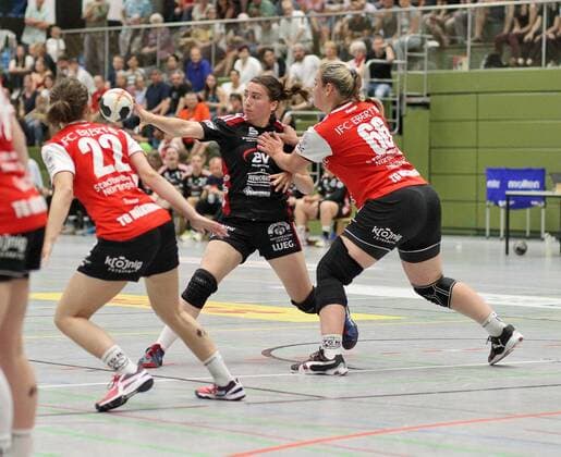 34 Laura Majer BSV Sachsen Zwickau 66 Barbara Leibssle Balogh TG Nuertingen Handball 2 HBF TG Nuertingen vs BSV Sachsen Zwickau 2018 05 12 Handball 2 HBF TG Nuertingen vs BSV Sachsen Zwickau Nuertingen Copyright: xBaur xEibner-Pressefotox EP_soba