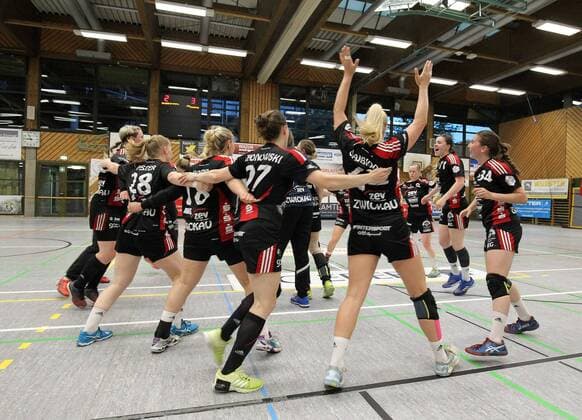 Joy after the final whistle Handball 2 HBF TG Nuertingen vs BSV Sachsen Zwickau 2018 05 12 Handball 2 HBF TG Nuertingen vs BSV Sachsen Zwickau Nuertingen Copyright: xBaur xEibner-Pressefotox EP_soba