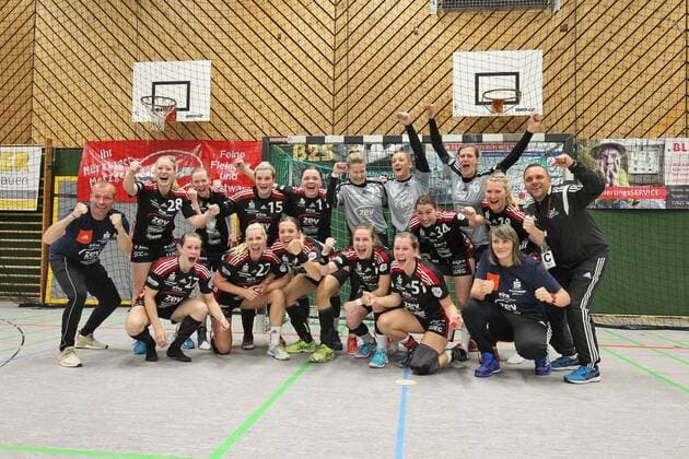 Exuberant joy at Sachsen Zwickau after the victory Handball 2 HBF TG Nuertingen vs BSV Sachsen Zwickau 2018 05 12 Handball 2 HBF TG Nuertingen vs BSV Sachsen Zwickau Nuertingen Copyright: xBaur xEibner-Pressefotox EP_soba