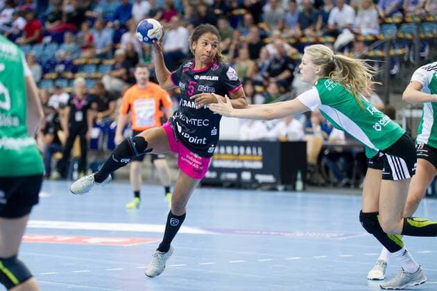 Delitza Amega No 5 Tussies Metzingen throws and is held by Lisa Marie Fragge Nr 2 VfL Oldenburg Handball VfL Oldenburg Handball vs TuS Metzingen VfL Oldenburg Handball vs VfL Oldenburg Handball vs TuS Metzingen Handball Handball Bundesliga Season 2017 2018 13 05 2018 Oldenburg Copyright: xDanielxReinelt xEibner-Pressefotox EP_drt