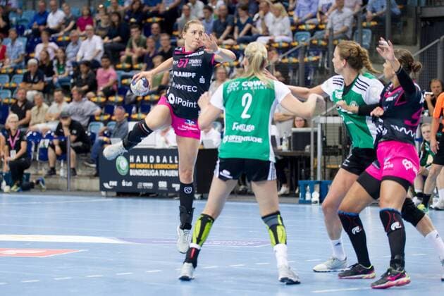 Marija Obradovic No 51 Tussies Metzingen start the match against Lisa Marie Fragge No 2 VfL Oldenburg Handball vs TuS Metzingen VfL Oldenburg Handball vs VfL Oldenburg Handball vs TuS Metzingen Handball Handball Bundesliga Season 2017 2018 13 05 2018 Oldenburg Copyright: xDanielxReinelt xEibner-Pressefotox EP_drt