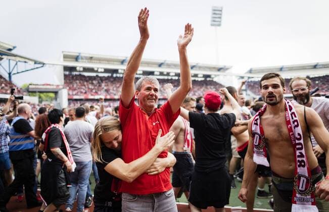 Nürnberg, 13.05.2018 Schlussjubel: Fan belagert Trainer Friedhelm Funkel (F95) 1. FC Nürnberg - Fortuna Düsseldorf *** Nuremberg 13 05 2018 Final cheering fan besieged coach Friedhelm Funkel F95 1 FC Nuremberg Fortuna Dusseldorf
