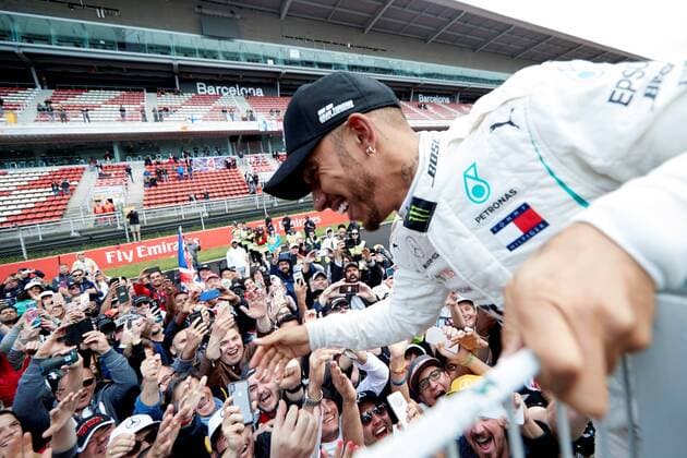 British Formula One pilot Lewis Hamilton (R), of Mercedes, celebrates with fans his victory at the Formula One Grand Prix of Spain at Circuit Barcelona-Catalunya race-track in Montmelo, Barcelona, northeastern Spain, 13 May 2018. Grand Prix of Spain !ACHTUNG: NUR REDAKTIONELLE NUTZUNG!  Copyright: xAlejandroxGarciax GRAF6616 20180513-636618326606898373