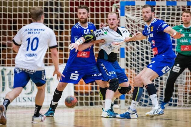 Back Space Right Alexander Saul 95 from ThSV Eisenach Libor Hanisch 17 from Dessau Rosslauer HV 06 Back Space Right Duje Miljak 13 from ThSV Eisenach during the match in the DKB Handball 2 Bundesliga between Dessau Rosslauer HV 06 and ThSV Eisenach in the Anhalt Arena in Bauhaus city Dessau Saxony Anhalt Germany HB 2BL Dessau Rosslauer HV 06 ThSV Eisenach Bauhausstadt Dessau Copyright: xHartmutxBoesenerx xEibner-Pressefotox EP_hbr