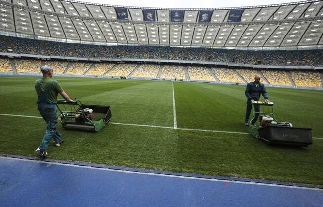 Bilder des Tages - SPORT May 14, 2018 - Kiev, Ukraine - Workers prepare the NSC Olimpiyskiy stadiumfor the final match of the UEFA Champions League, Kyiv, Ukraine, May, 2018 . Kyiv for the 2018 UEFA Champions League final between Real Madrid and Liverpool has been putting the finishing touches to decorations and installing facilities with over 870,000 euros spent on infrastructure. Kyiv prepares NSC Olimpiyskiy for UCLF  - ZUMAn230 20180514_zaa_n230_681 Copyright: xSergiixKharchenkox