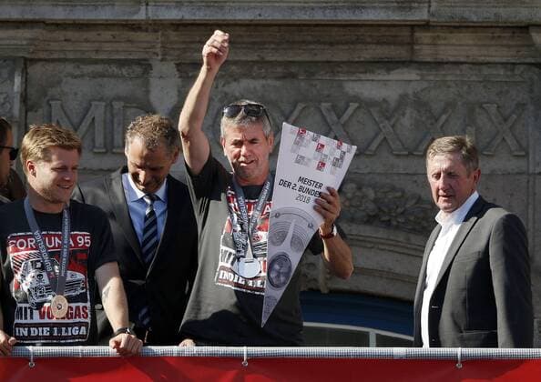 Düsseldorf, Deutschland, 2. Bundesliga, Aufstiegsfeier von Fortuna Düsseldorf im Rathaus am Marktplatz in Düsseldorf am 14.05.2018 Die Spieler feierten den Aufstieg in die 1. Bundesliga gemeinsam mit den Fans auf dem Marktplatz von einem improvisierten Balkon am Rathaus, hier Trainer Friedhelm FUNKEL (F 95) mit dem Wimpel für den Meister der 2. Bundesliga von der DFL *** Dusseldorf Germany 2 Bundesliga promotion of Fortuna Dusseldorf in the town hall on the market square in Dusseldorf on 14 05 2018 The players celebrated the rise in the 1 Bundesliga together with the fans in the marketplace of an improvised balcony at the city hall here coach Friedhelm FUNKEL F 95 with the pennant for the champion of the 2 Bundesliga of the DFL