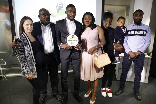 Karl Toko Ekambi ( Angers ) avec sa famille ( femme, parents, frere et soeurs et son enfant ) FOOTBALL : Remise du Prix Marc Vivien Foe - 14 05 2018 GwendolineLeGoff Panoramic 