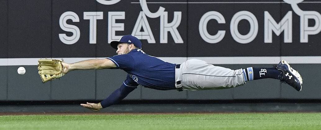 Bilder des Tages - SPORT May 14, 2018 - Kansas City, MO, USA - Tampa Bay Rays left fielder Rob Refsnyder couldn t reach a triple by Kansas City Royals Jon Jay in the ninth inning during Monday s baseball game on May 14, 2018, at Kauffman Stadium in Kansas City, Mo. The Rays won, 2-1. Royals vs Rays - ZUMAm67_ 20180514_zaf_m67_047 Copyright: xJohnxSleezerx