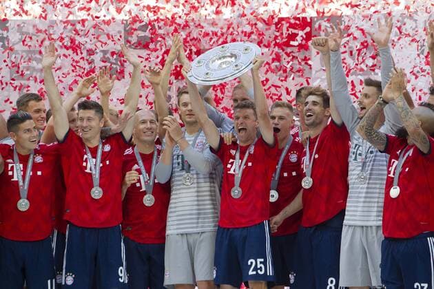 Thomas MUELLER MÜLLER 25 M with championship cup Soccer FC Bayern Muenchen M VfB Stuttgart S 1 4 Bundesliga 34 Gameday Matches 2017 2018 am 12 05 2018 Muenchen A L I A N Z A R A N A Germany Champion Championship Fußballmeister