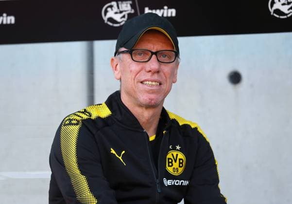 Montag 14.05.2018, Saison 2017 2018, Freundschaftsspiel im Stadion Zwickau, FSV Zwickau - BVB 09 Borussia Dortmund, Peter Stöger (Trainer, BVB) auf der Trainerbank sitzend *** Monday 14 05 2018 Season 2017 2018 Friendly match at Zwickau Stadium FSV Zwickau BVB 09 Borussia Dortmund Peter Stöger Coach BVB sitting on the bench