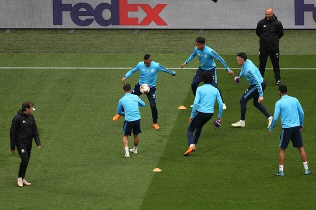 Olympique de Marseille Training Marseille Manager Rudi Garcia watches Dimitri Payet of Marseille on the ball during the Olympique de Marseille training session at Stade de Lyons, Lyons Content Not Available For UK Newspapers Copyright: xPaulxChestertonx FIL-11803-0018