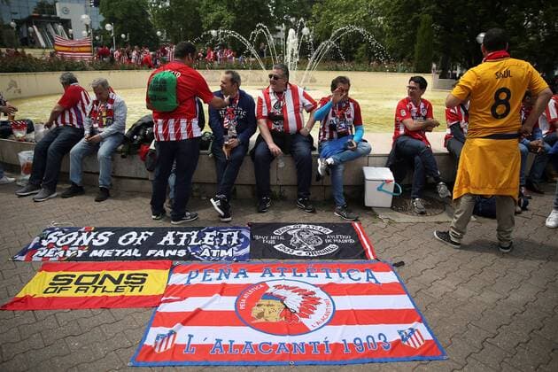 Fußball, EL, Finale, Atletico Madrid Fans in Lyon Spanish Atletico Madrid s fans rest in a bench at La Place Carnot square in Lyon, France, several hours before the starting of the UEFA Europa League s final match between Atletico Madrid and Olympique Marseille on 16 May 2018. Preparations for Europa League final Atletico Madrid - Olympique Marseille !ACHTUNG: NUR REDAKTIONELLE NUTZUNG!  Copyright: xMARISCALx GRAF8234 20180516-636620796993669448