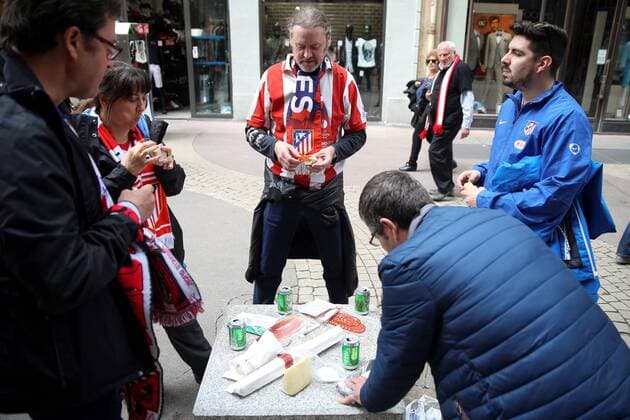Fußball, EL, Finale, Atletico Madrid Fans in Lyon Spanish Atletico Madrid s fans have a lunch at La Place Carnot square in Lyon, France, several hours before the starting of the UEFA Europa League s final match between Atletico Madrid and Olympique Marseille on 16 May 2018. Preparations for Europa League final Atletico Madrid - Olympique Marseille !ACHTUNG: NUR REDAKTIONELLE NUTZUNG!  Copyright: xMARISCALx GRAF8239 20180516-636620798241802435